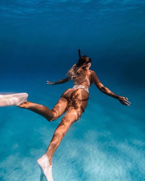 Underwater Pics, Girl Underwater, Underwater Model, Water Pictures, Underwater Photos, Under Water, Beach Poses, Underwater Photography, Shoot Ideas