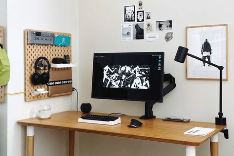 That's one (unique) way to mount a MacBook Air [Setups] Tablet Stand Design, M1 Macbook Air, Minimalist Essentials, Design Workspace, Bedroom Workspace, Home Office Set Up, Computer Setups, Home Studio Setup, Desktop Setup