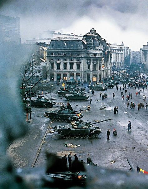 Romanian Revolution, Rare Historical Photos, Army Pics, Central Square, Combat Art, Military Pictures, Military Photos, Tanks Military, Military Art