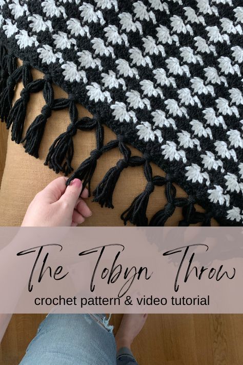 Stunning black and white crochet blanket with fringe Chunky Yarn Crochet Pattern, Black And White Crochet, Chunky Crochet Blanket Pattern, Baby Afghan Crochet Patterns, Crochet Throw Pattern, Chunky Crochet Blanket, Crochet Blanket Designs, Easy Crochet Baby, Crochet Granny Square Blanket