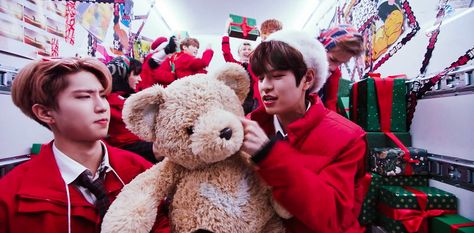 Christmas Fits, Christmas Teddy Bear, Skz In Cute, Christmas Icons, If I Stay, Holidays With Kids, Christmas Wallpaper, Holiday Specials, Kids Christmas