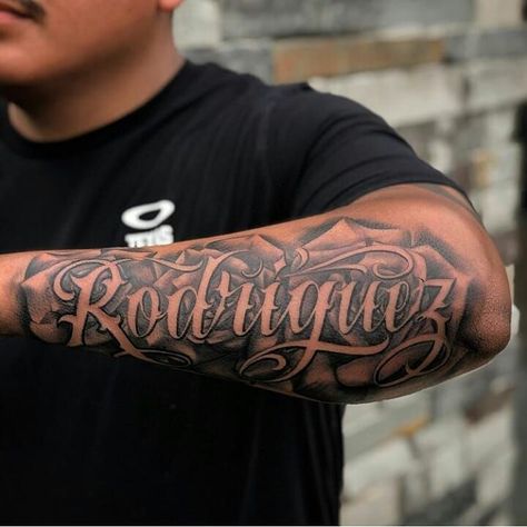 Tattoo Lettering Design Chicano Font, Forearm Name Tattoos, Last Name Tattoos, Arm Tattoos Lettering, Tattoo Name Fonts, Tattoo Font For Men, Tattoo Ideas Males, Names Tattoos For Men, Card Tattoo Designs