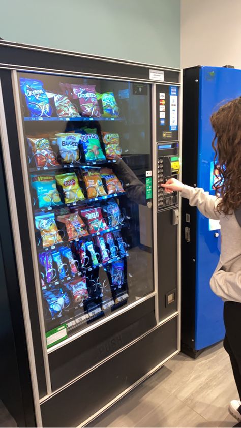 Snack aesthetic Vending Machines Aesthetic, School Vending Machine, Vending Machine Aesthetic, Snack Aesthetic, Vending Machine Snacks, Snack Machine, Dream Cafe, Vending Machine Business, American High School