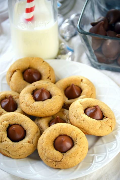 Gluten Free Peanut Butter Blossom Cookies are so incredibly good. You won't even miss the flour! Apple Fries, Cookies Sans Gluten, What The Fork, Gluten Free Christmas Cookies, Soft Peanut Butter Cookies, Gluten Free Cookie Recipes, Gluten Free Peanut Butter, Peanut Butter Blossoms, Gluten Free Christmas