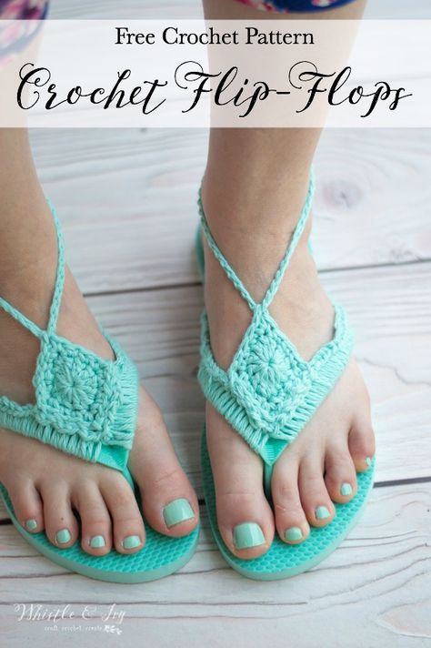 Free Crochet Pattern: Crochet Flip Flops Upcycle - Turn your cheap foam flip flops into cute boho crochet sandals with this easy crochet hack. Crochet Flip Flop Pattern, Crochet Flip Flop, Crochet Footwear, Tops A Crochet, Crochet Flip Flops, Crochet Choker, Crochet Shoes Pattern, Crochet Hack, Modern Crochet Patterns