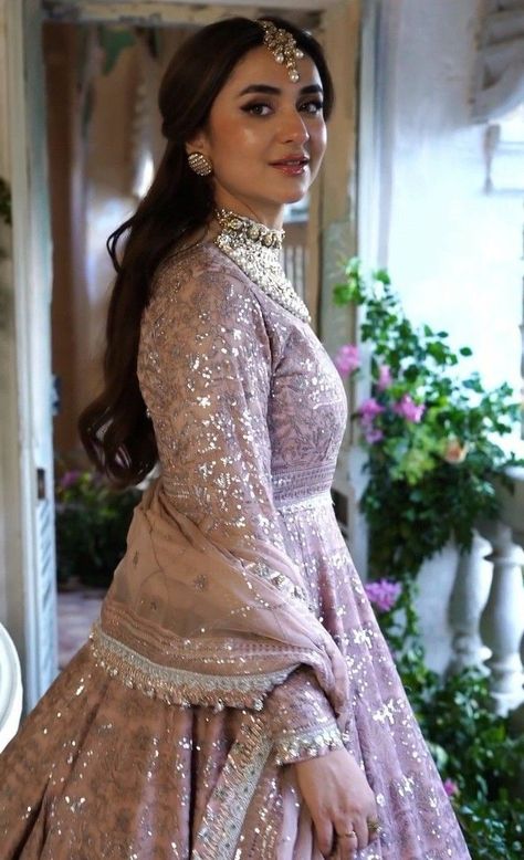 Engagement Looks, Engagement Dress For Bride, Hairstyles For Gowns, Desi Wedding Dresses, Indian Bride Outfits, Pakistani Fashion Party Wear, Pakistani Fancy Dresses, Beautiful Pakistani Dresses, Bridal Dress Fashion