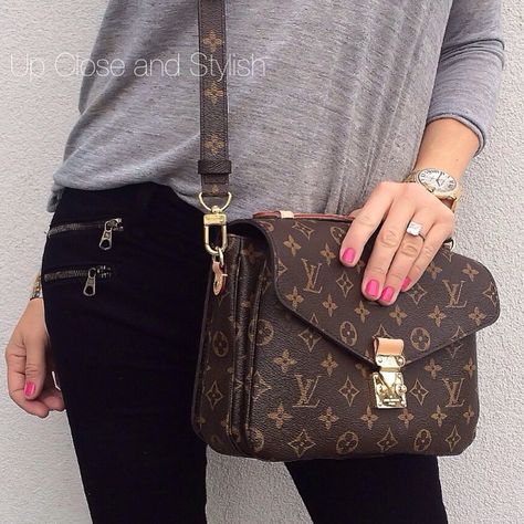 Up Close and today -  #LV 'Pochette Métis' bag and #Essie's 'Funny Face' on nails. See previous pic for full outfit and more details. Louie Vuttion Bags, Louie Vuttion, Τσάντες Louis Vuitton, Louis Vuitton Wallpaper, Louis Vuitton Taschen, Pochette Louis Vuitton, Sac Louis Vuitton, Outfit 2020, Louis Vuitton Multicolor