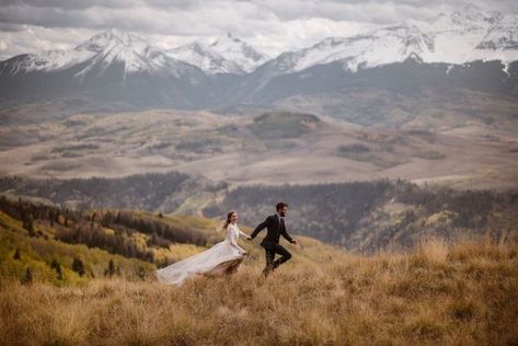 Eloping in the USA is epic romantic and wild. These images prove it. April Weddings, August Weddings, Colorado Mountain Wedding Venues, June Weddings, Wedding Magazines, Poses Wedding, Mountain Wedding Venues, Wedding Wonderland, Florals Wedding