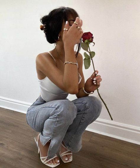 Making Him Jealous, Brunette Bun, Make Him Jealous, Casual Jeans Outfit, Rose Gold Jewellery, Beautiful Photoshoot Ideas, Model Makeup, Shotting Photo, Photographie Portrait Inspiration