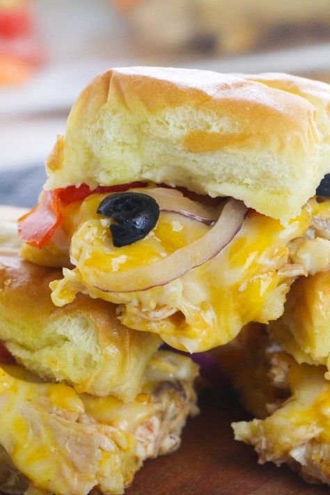 These chicken enchilada sliders are jam packed with flavor, the whole family will love! Enchilada Sliders, Chicken Sliders Recipes, Busy Family Dinners, Sandwich Sliders, Sliders Recipes, Sliders Recipes Chicken, Cheese Enchiladas, Green Enchilada Sauce, Sweet Bell Peppers