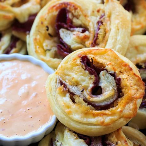 Ruben Puff Pastry Pinwheels, Rueben Pinwheels With Puff Pastry, Reuben Pinwheel Appetizers, Ruben Pinwheels, Reuben Pinwheels, Reuben Recipes, Baked Taquitos, Irish Foods, Pizza Pinwheels