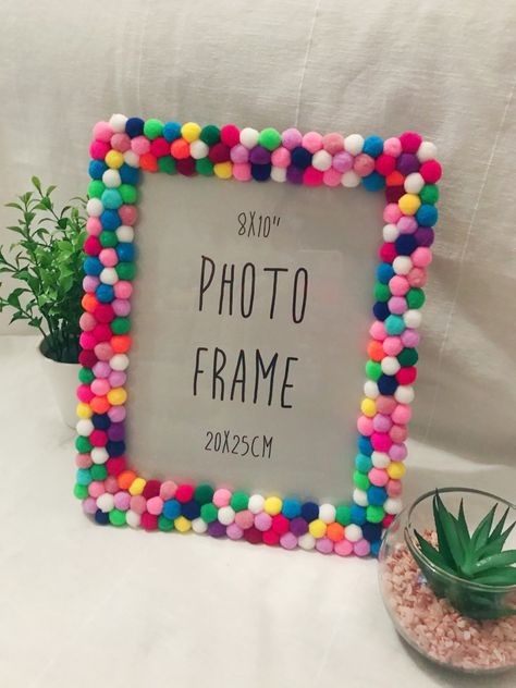 Rainbow Photo Frame, Pom Pom Rainbow, Pom Pom Party, Rainbow Pom Pom, Pom Pom Balls, Rainbow Photo, Pom Pom Crafts, Cadeau Diy, Crafty Craft