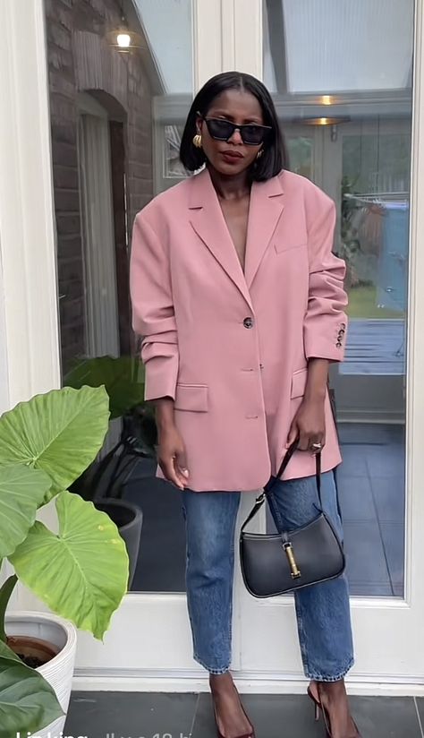 Pink Blazer Outfit Street Style, Colorful Chic Outfit, Pink Oversized Blazer Outfit, Cargo Pants Women Outfit, Working Girl Style, Cute Work Outfits, Sophisticated Outfits, Blazer Outfit, Pinterest Outfits