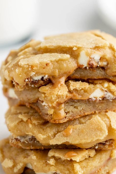 Bit O Honey Recipe, Honey Blondies, Bit O Honey, Caramel Cookies Recipes, Best Blondies Recipe, Portable Dessert, Honey Dessert, Chocolate Caramel Cookies, Yummy Cheesecake