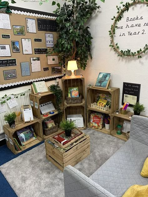 Reggio Inspired Classroom Layout, Reggio Elementary Classroom, Cinderblock Wall Decor, Reggio Reading Corner, Hygge Eyfs Classroom, Neutral Display Classroom, Cottagecore Classroom Theme, Reggio Inspired Classrooms Elementary, Cottagecore Classroom Decor