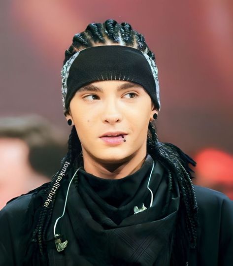 King Tom, Kaulitz Twins, Tokyo Hotel, Tokyo Hotels, Bill Kaulitz, Tom Kaulitz, Attractive Guys, Black Braids, Tokio Hotel