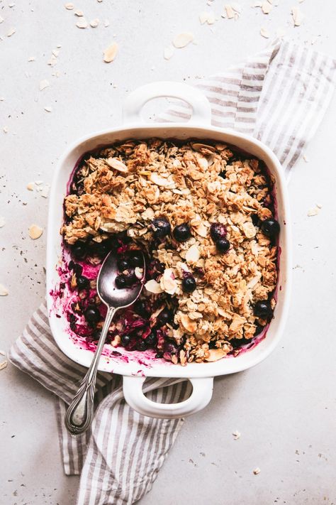 Healthy Breakfast Berry Crumble - Dairy Free - Our Nourishing Table Breakfast Crumble, Berry Crumble Recipe, Apple And Berry Crumble, Berry Crumble Bars, Vegan Crumble, Berry Oatmeal, Banana Granola, Berry Crisp, Fruit Crumble