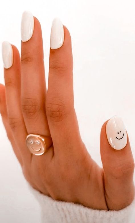 Smile Nail Art, Smile Nails Design, Gelish Nails Designs, Simple Short Gel Nails, Gelish Nails Colors, Shirt Nails, Smiley Nails, Gelish Nail Colours, Boho Nails