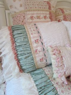 Interior Cottage, Shabby Chic Decorating, Estilo Shabby Chic, Chic Bedding, Shabby Chic Bedding, Shabby Chic Bedroom, Chic Pillows, Pretty Pillow, Shabby Chic Vintage