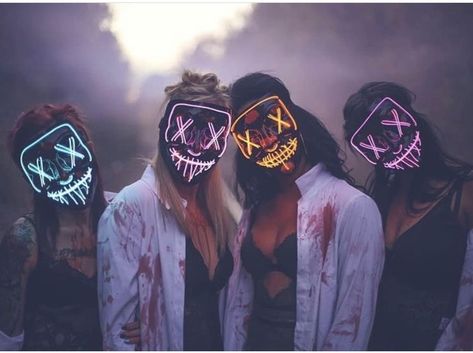 Spooky Photo Shoot Outfits, Group Halloween Picture Ideas, Group Halloween Pictures, Halloween Friend Pictures, Horror Photoshoot Ideas Friends, Halloween Boudier Pics Scream, Halloween Group Photoshoot, Bestie Halloween Photoshoot, Halloween Photoshoot Ideas Friends