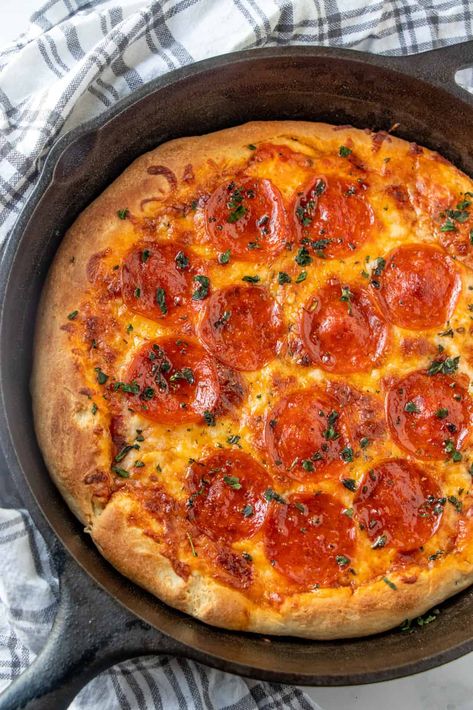 Pillsbury Pizza Crust Recipes, Cast Iron Pizza Recipe, Skillet Pizza Recipe, Iron Skillet Pizza, Cast Iron Skillet Recipes Dinner, Small Cast Iron Skillet, Cast Iron Skillet Pizza, Homemade Pizza Recipe Easy, Cast Iron Skillet Cooking