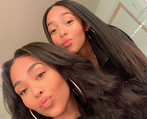 Jodie Woods, Crochet Box Braids, Jordyn Woods, The Glow Up, Sister Photos, Teen Daughters, Wave Hair, Twin Sisters, Look Alike