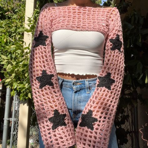 Clothing Items To Crochet, Kawaii Crochet Cardigan, Crochet Fashion Ideas, Shrug Crochet Pattern Free, Clothes To Crochet, Free Crochet Shrug Patterns, Crochet Shrug Outfit, Crochet Bolero Pattern Free, Pink And Black Crochet