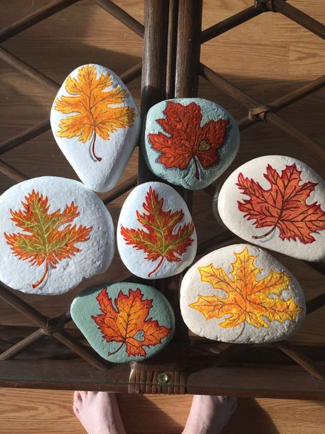 Fall leaf painted rocks #rockpainting #kindnessrocks Diy Autumn Decor, Thanksgiving Rocks, Autumn Decor Ideas, Fall Rock, Painted Pebbles, Painted Rocks Craft, Painted Rocks Diy, Rock Painting Ideas Easy, Holiday Painting