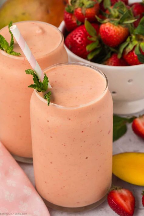 Strawberry Mango Smoothie - Eating on a Dime Easy Fruit Smoothie Recipes, Smoothie Without Yogurt, Strawberry Mango Smoothie, Spinach Smoothie Recipes, Frozen Fruit Smoothie, Quick Bread Recipes Easy, Mango Smoothie Recipes, Eating On A Dime, Protein Fruit