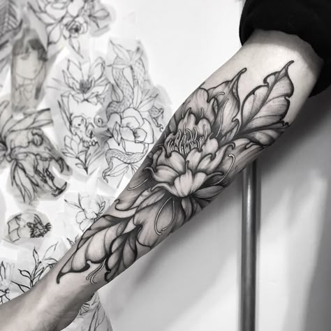 Women’s Sleeve Tattoo Ideas Skull, Black Magnolia Tattoo, Forearm Peony Tattoo, Girl Back Tattoos, Flower Tattoo Back, Flower Tattoo Arm, Floral Tattoo Sleeve, Flower Tattoo Sleeve, Flower Sleeve