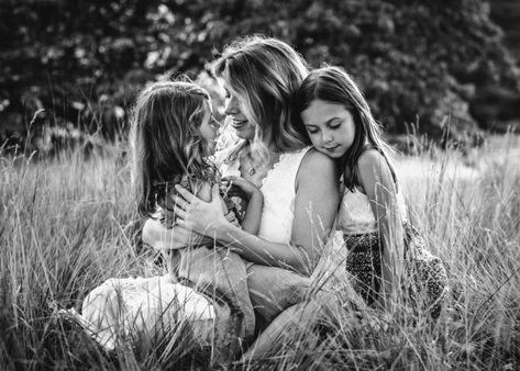 Mother Daughter Photography Poses, Mom Daughter Photography, Mommy Daughter Photography, Mom Daughter Photos, Mommy Daughter Photoshoot, Daughter Photo Ideas, Mommy Daughter Photos, Mother Daughter Pictures, Summer Family Pictures