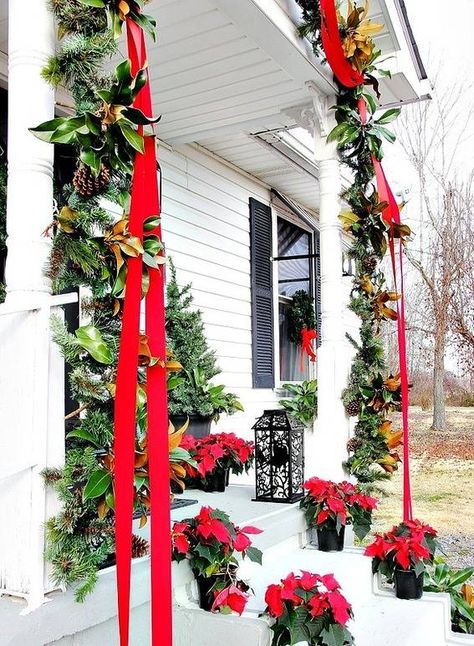 Got a bit of a fake Christmas garland? Here's to how to make an artificial garland look more natural and expensive. #holidaydecor #holidaydiy #diygarland Diy Girlande, Inexpensive Christmas, Christmas Garlands, Door Decorating, Christmas Front Porch, Christmas Beauty, Christmas Porch Decor, Christmas Outdoor, Magnolia Leaves