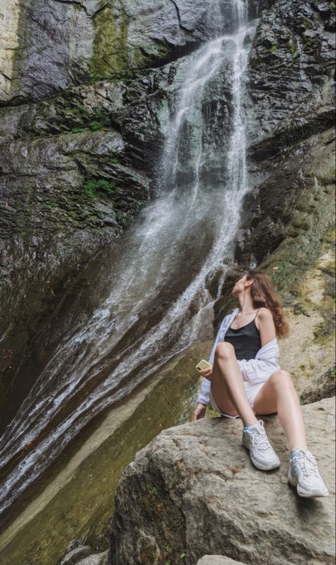 Outfit Ideas For Waterfalls, Poses In Waterfall, Waterfall Pics Ideas, Falls Pose Ideas, Niagara Falls Outfit Summer, Waterfall Outfit Ideas, Poses Near Waterfall, Waterfall Poses Photo Ideas, Waterfall Photoshoot Ideas