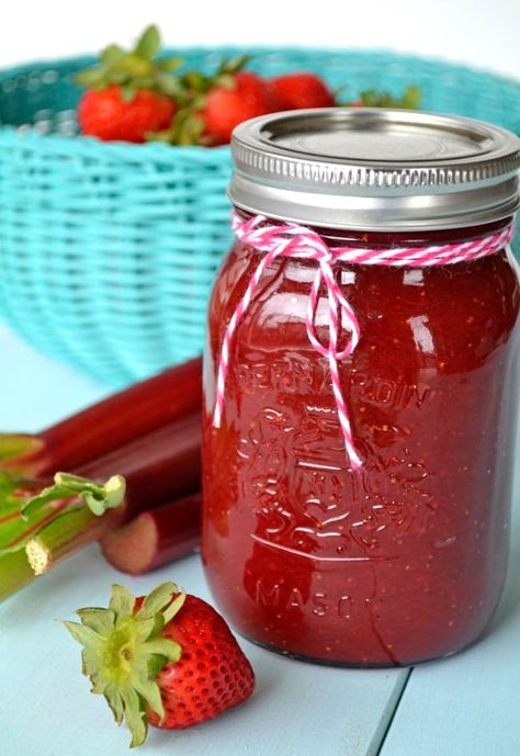 A 3 Ingredient, Easy Strawberry Rhubarb Jam that makes a batch that is small enough you don't even have to seal the jars! Strawberry Rhubarb Recipes, Rhubarb Jam Recipes, Strawberry Rhubarb Jam, Jam Recipes Homemade, Canning Jam, Rhubarb Jam, Dessert Aux Fruits, Peach Jam, Pretty Life