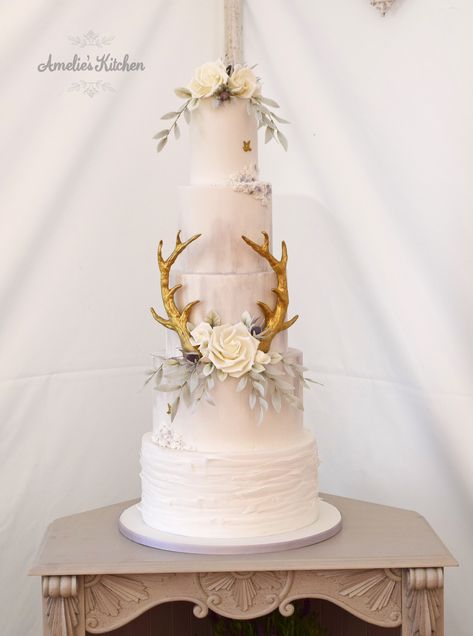 Deer Hunting Wedding Ideas, Wedding Cake With Antlers, Deer Antler Wedding Cake, Antler Cake Topper, Antler Wedding Cake, Vikings Outfit, Deer Wedding Cake, Hunting Wedding Cake, Hunting Wedding Theme