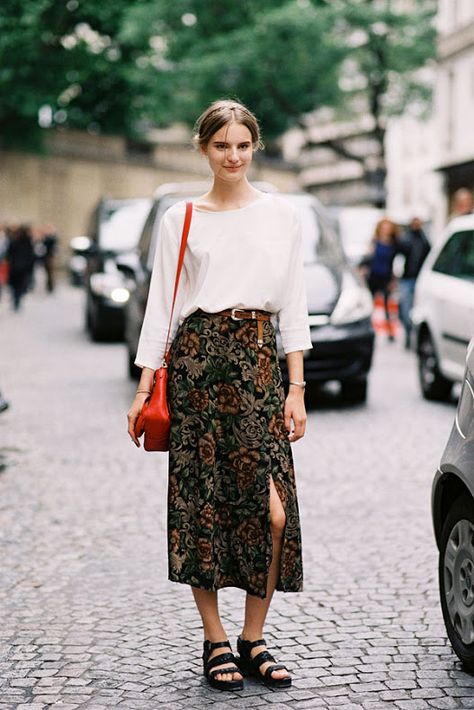 vanessa jackman. Tilda Lindstam, How To Wear Belts, Vanessa Jackman, Walking Down The Street, Couture Mode, Looks Street Style, A Skirt, 가을 패션, Mode Vintage