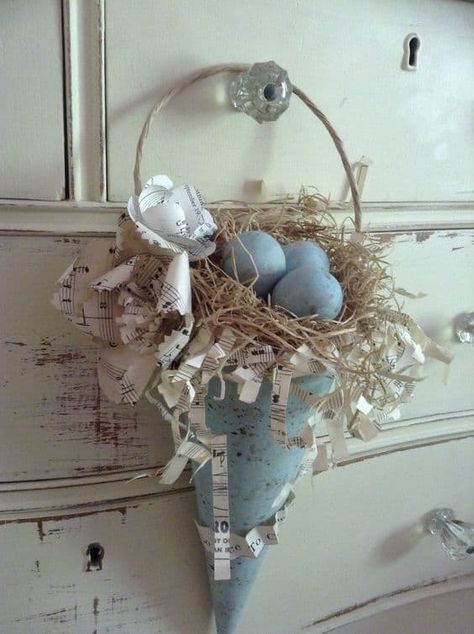 Blue And White Easter Decor, Primitive Easter Crafts, Antique Easter Decorations, French Easter, Diy – Velikonoce, Robin Eggs, Vintage Easter Decorations, Primitive Easter, Rustic Easter Decor