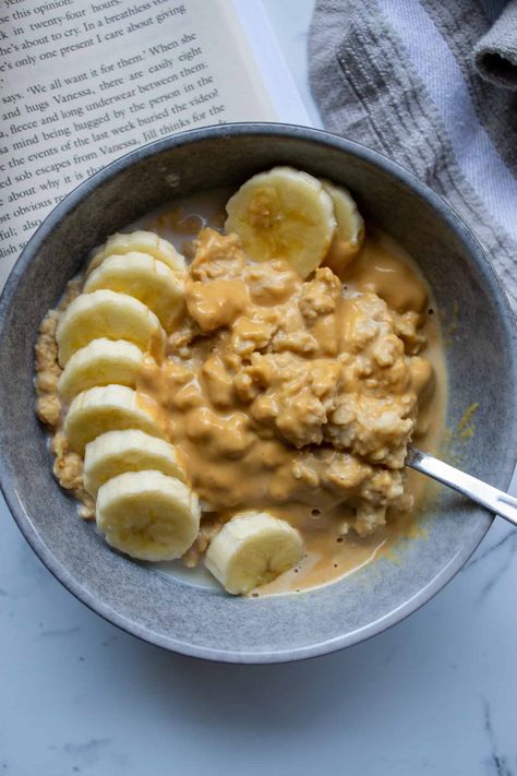 Oats With Banana And Peanut Butter, Peanut Butter Banana Protein, Peanut Butter Banana Oats, Peanut Butter Banana Oatmeal, High Protein Vegan Breakfast, Protein Oats, Peanut Butter And Banana, Protein Oatmeal, Peanut Butter Oats