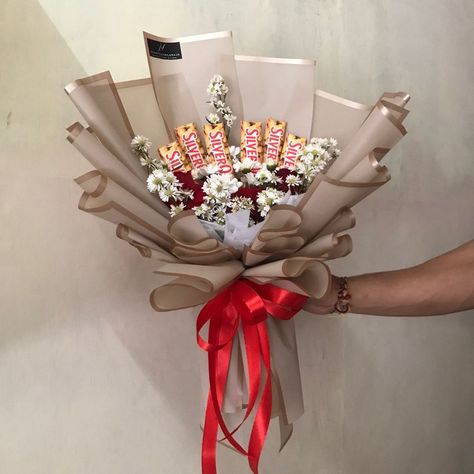 Buket bunga segar mix coklat silverqueen Bucket Coklat Valentine, Bucket Coklat Silver Queen, Buket Snack Aesthetic, Buket Aesthetic, Satin Ribbon Bouquet, Sunflower Bouquet, Flower Bouquet Diy, Queen Aesthetic, Ribbon Bouquet