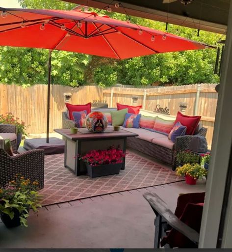 Patio Decorating Ideas With Umbrella, Red Patio Umbrella, Patio Umbrella Decorating Ideas, Big Umbrella Outdoor Patio, Backyard Umbrella Ideas, Patio With Umbrella, Patio Umbrella Ideas, Dark Green Living Room, Deck Shade