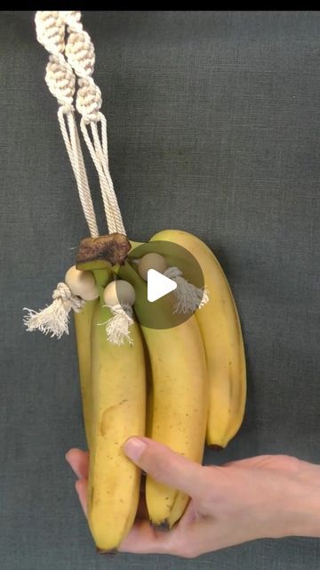 Macrame Onion Net Diy, Macrame Fruit Hanger Diy Tutorial, Macrame Household Items, Macrame Banana Hanger Tutorial, Macrame Banana Hanger Diy, Macrame Fruit Hammock Diy, Macrame Fruit Hanger Diy, Macrame Banana Hanger, Banana Hanger