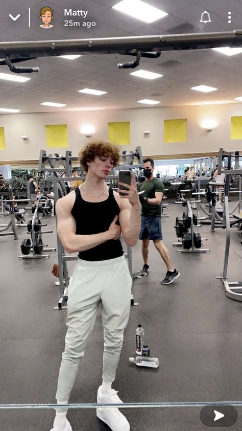 Gym Outfit Men Aesthetic, Gym Fits Aesthetic Men, Athletic Outfits Men Gym, Gym Guy Aesthetic, Guys In Grey Sweatpants, Gym Fits Men, Gym Boy, Outfit Gym, Gym Pictures