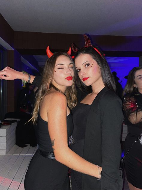 Devil Costume Women Aesthetic, Devil Makeup Halloween Easy, Simple Devil Costume, Diy Devil Costume Women, Halloween Club Outfit, Blood Halloween Costumes, Cute Costumes For Halloween, Black Devil Costume, Devil Costume Ideas