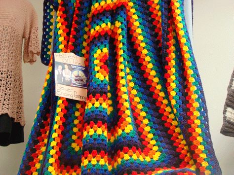 Rainbow-Never-Ending-Bernat Motifs Afghans, Motifs Granny Square, The Crochet Crowd, Sunburst Granny Square, Crochet Granny Square Afghan, Crochet Crowd, Crochet Afghan Patterns Free, Confection Au Crochet, Crochet Afgans