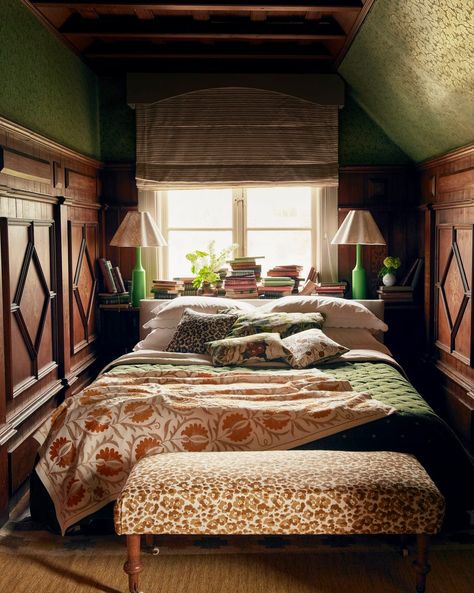 12 green bedroom ideas to inspire a makeover Small English Bedroom, Bungalow Master Bed, Small Primary Bedroom, Manor Bedroom, English Bedroom, Old English Manor, Green Bedroom Ideas, Bedroom Photography, Storybook House