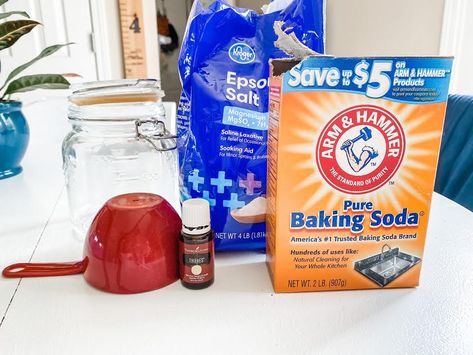 How to boost your laundry in a toxic free way! #thieves #diycleaning #thievesessentialoil #toxicfreehome #toxicfreecleaning #cleaning #nontoxiccleaning #youngliving #31daysofthievesliving Diy Thieves Laundry Detergent, Thieves Household Cleaner Recipe, Diy Thieves Household Cleaner Recipe, Thieves Laundry Detergent, Thieves Bathroom Cleaner, Non Toxic Laundry, Diluting Thieves Laundry Soap, Diy Thieves, Homemade Laundry Detergent Recipes