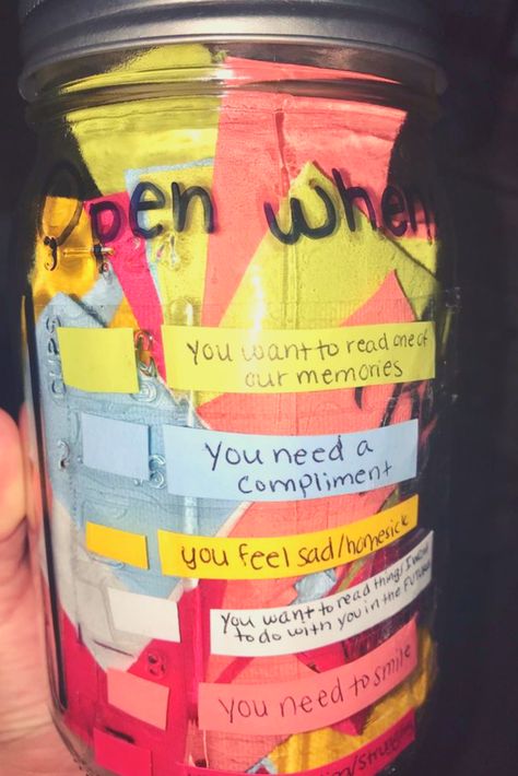 Great gift idea for any loved one. 100 reasons why I love you and memory jar. Affordable and cute! Best Friend Bday Gifts, 100 Reasons Why I Love You, Diy Christmas Gifts For Boyfriend, Friend Valentine Gifts, Diy Gifts For Girlfriend, Hadiah Diy, Memory Jar, Anniversaire Diy, Diy Best Friend Gifts