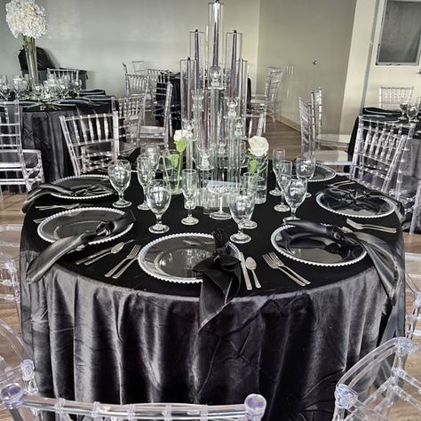 Black And Silver Tablescape, Black And Silver Table Setting, Clear Chiavari Chairs, Long Table Centerpieces, Black Round Table, Event Decor Ideas, Beatles Party, Party Decorations Table, Silver Chargers