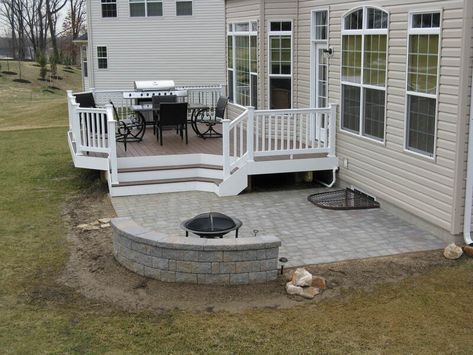 Small Brick Patio, Deck And Patio, Backyard Patio Deck, Concrete Patios, Patio Deck Designs, Deck Designs Backyard, Backyard Pergola, Patio Diy, Backyard Porch