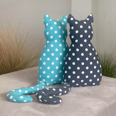 Homemade Cat shaped Cushion in a Polka dot fabric. The ideal gift for any cat lover, young or old. The simple design allows this cushion to be a perfect fit for any home. Tail can be adjusted to sit in various ways. Made from 100% cotton and stuffed with a soft polyester stuffing. Other colours, patterns & fabrics available. Diy Cushions, Cozy Cat, Sewing Machine Projects, Book Pillow, Cat Cushion, Homemade Cat, Fabric Ideas, Dot Fabric, Diy Cushion